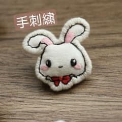 手刺繍で作られた精巧な小さなブローチのサムネイル