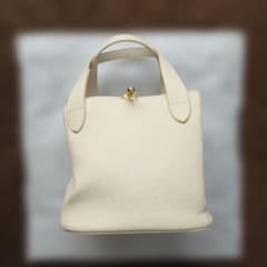 ❰ほぼ未使用❱ carre/レザー 調ハンドバッグのサムネイル
