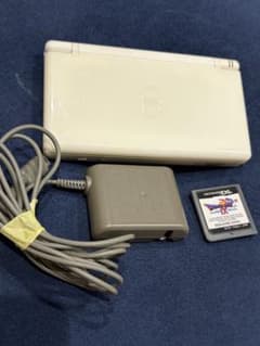 【動作確認済み】任天堂　DSライト　ホワイト　充電器付き　おまけソフト付きのサムネイル
