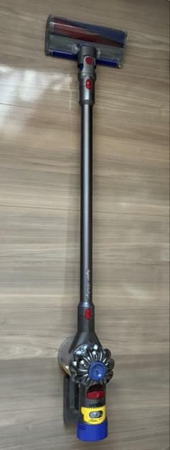 ダイソン動作確認済dyson v8 fluffy+ 掃除機 コードレス本体 - メルカリ