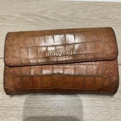 miu miu 二つ折り財布 クロコ型押し ベージュ miu miu クロコ型押し 長財布 ブラウン - メルカリ