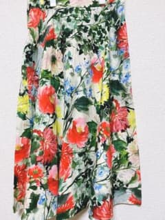 Dahlia様専用ZARA 花柄スカートのサムネイル