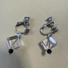 美品　クリアキューブとブラックビーズのイヤリングのサムネイル