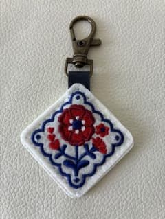 刺繍キーホルダー 花柄 フラワーモチーフ ホワイト レッド ブルーのサムネイル