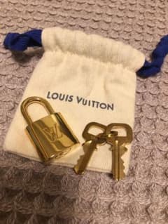 【未使用】VUITTON 鍵 南京錠 チャーム 保存袋 布袋のサムネイル