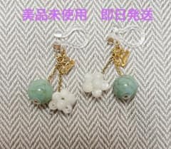 【美品】ミントグリーン×白 花モチーフ イヤリング 揺れる 春 パール