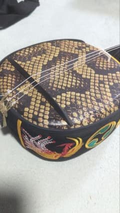 三線 本体 胴巻き 刺繍入り 蛇皮風 - メルカリ