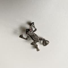 Frog motif marcasite brooch, antique silver, 925 hallmark.