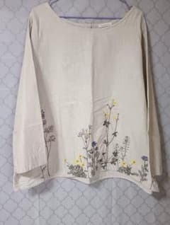 フェリシモ　Sunny clouds 花柄刺繍 五分袖ブラウスのサムネイル