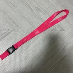 NIKE 蛍光ピンク ストラップ 黒色バックル付きのサムネイル