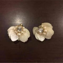 花びらのイヤリングのサムネイル