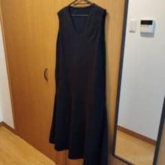 ジャンパースカート　黒　Vネックフレアスカートのサムネイル