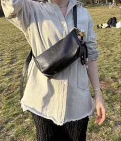 【未使用品】ear PAPILLONNERレザーショルダーバッグ 黒のサムネイル