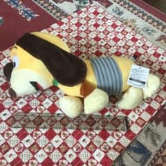 토이 스토리 스트라이프 셔츠를 입은 개 봉제 인형