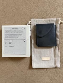美品Hender Scheme ネイビー 二つ折り財布　巾着箱付 美品Hender Scheme ネイビー 二つ折り財布 巾着箱付 - メルカリ