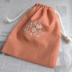 一色刺繍巾着　ピンク×花柄のサムネイル