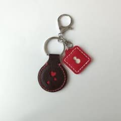 バッグチャーム　 レザー　ハート模様と雪だるま模様赤　茶のサムネイル