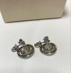 TTさま専用　Vivienne Westwoodピアス シルバーカラー TTさま専用 Vivienne Westwoodピアス シルバーカラー - メルカリ