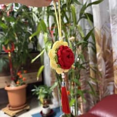 ハンドメイド かぎ針編み 薔薇 髪飾り タッセル付きのサムネイル