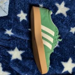 adidas グリーンスニーカーのサムネイル
