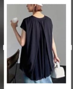 DAZY バックプリーツVネック　トップスのサムネイル