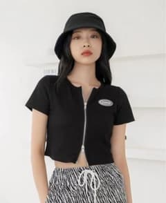 SHEIN DAZY リブニット クロップド丈 Tシャツのサムネイル
