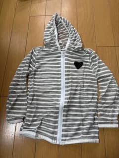 未使用 グレーとホワイト ストライプ ラッシュガード 120cm 薄手のサムネイル