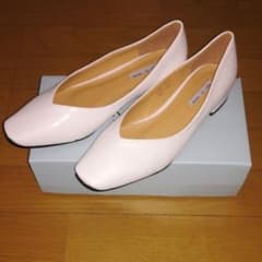 再値下げ☆ローヒールパンプス　ホワイト　24.5㎝のサムネイル