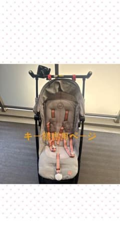 折りたたみグレーのベビーカー カップホルダー付きのサムネイル