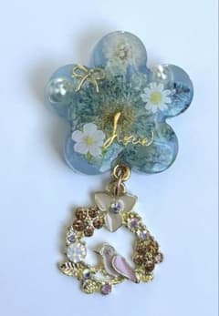 再販不可。マトリカリア♡お花✨レジンヘアゴムブローチ - メルカリ