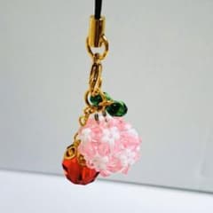 イチゴ　花玉　ビーズ  ハンドメイド  ストラップのサムネイル