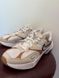 NIKE スニーカー ホワイト ベージュ ブラウン　箱無しのサムネイル