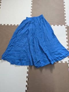 鮮やかなブルーのガウチョパンツ フレアシルエットのサムネイル