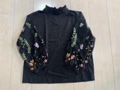 長袖ブラウス 花柄刺繍 シアースリーブ ハイネック ボリューム袖 ブラックのサムネイル