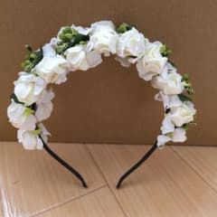白い花モチーフ　カチューシャのサムネイル