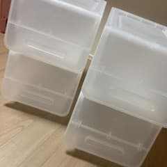 重なる収納ボックスのサムネイル