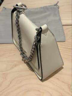 CHARLES & KEITH チェーンショルダーバッグ ホワイトのサムネイル