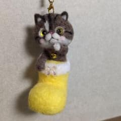 羊毛フェルト ・猫（キジトラ）チャームストラップ - メルカリ