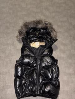 GAP 40周年　ダウンベスト　ファーダウンベスト GAP 40th Anniversary ブラックファーダウンベスト M 光沢 - メルカリ