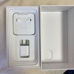 iPhone用イヤホン、充電器のコンセントの部分のサムネイル