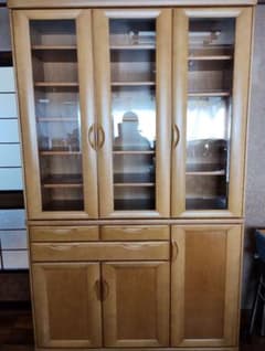 ✨極美品✨カリモク 木製 食器棚 ガラス扉 収納力抜群 ✨極美品✨カリモク 木製 食器棚 ガラス扉 収納力抜群 - メルカリ