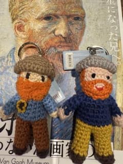 東京美術館　ゴッホ展　ゴッホ　テオ　編みぐるみマスコット　キーホルダー Van Gogh 東京都美術館 ゴッホ展 ゴッホ テオ あみぐるみ - メルカリ