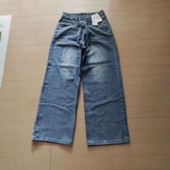 Dazy 新品タグ付き　キラキラビーズ付き ストレートデニムのサムネイル