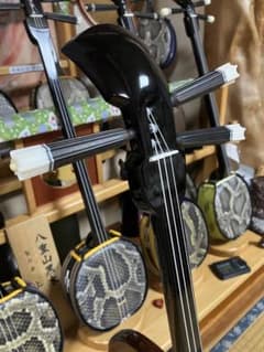 沖縄三線貴重八重山黒木与那城型本皮一枚張りスンチ塗り期間限定出品