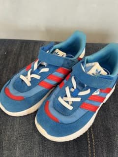 adidas子供靴のサムネイル