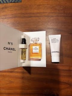 CHANEL N°5 オードゥ パルファム ＆ UV エサンシエル サンプル - メルカリ