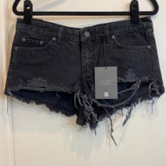 新品タグ付 Insight ブラックデニムショートパンツ US 6のサムネイル