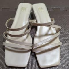 ベージュ底スケルトンサンダルのサムネイル