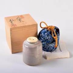 茶道具　萩焼　天寵山　七代　兼田三左エ門造　肩衝茶入　仕覆付　共箱　V　8140 茶道具 萩焼 天寵山 七代 兼田三左エ門造 肩衝茶入 仕覆付 共箱 V 8140