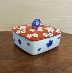 蓋付き角鉢 桜と紅葉文様 陶器　有田焼